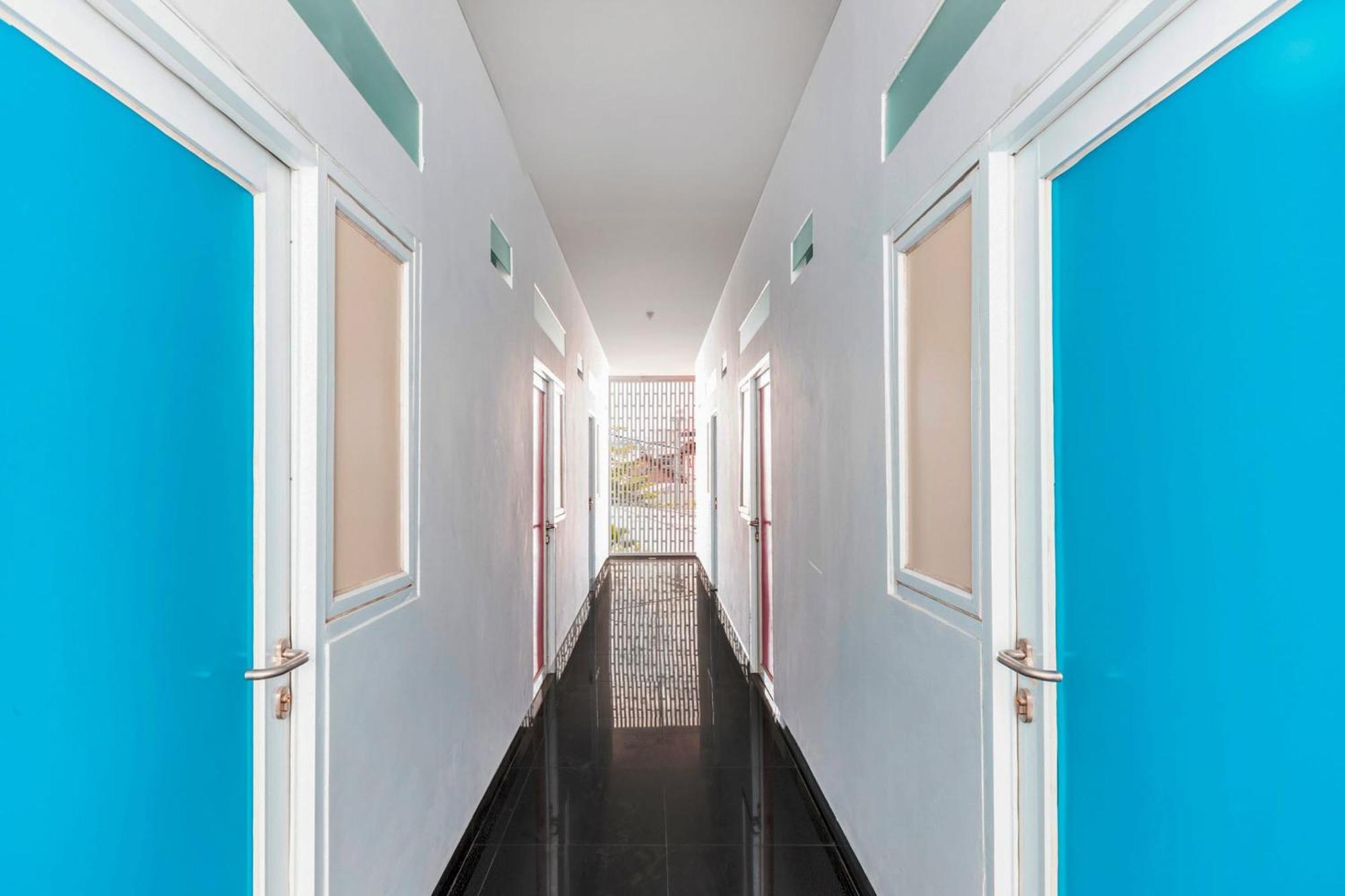 ג'קרטה Super Oyo 2223 J&B Room Utan Kayu מראה חיצוני תמונה